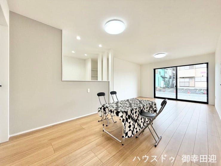 ■安らぎと笑顔の中心地■陽光が優しく降り注ぎ、会話が自然と弾む。ここでは、毎日が特別な時間へと変わります。