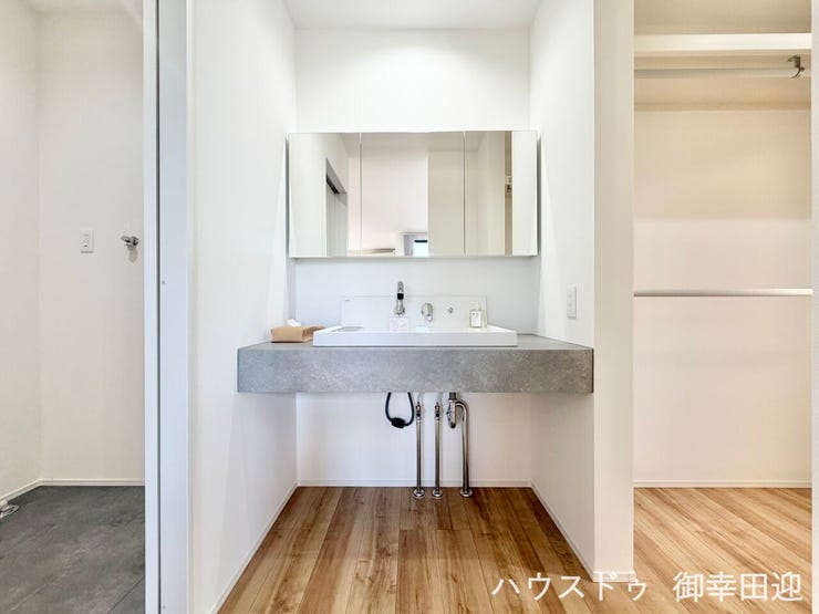 ■清々しいリフレッシュ空間■自分を磨き、気持ちを切り替える。心地よい光が差し込むプライベートスペース。