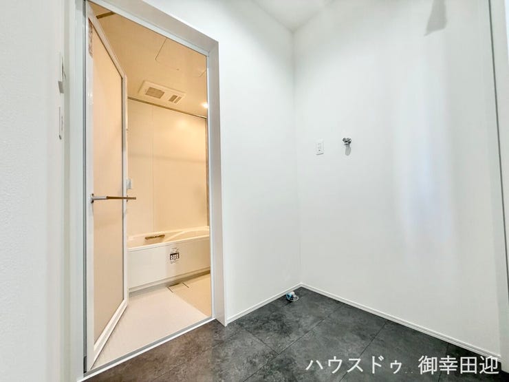 ■凜とした白が紡ぐ、静寂で心地よいピュアな空間■
外の世界を忘れるような落ち着いたトーンの白が、家事の時間を特別なひとときに変え、凛とした美しさで心まで整えてくれます。