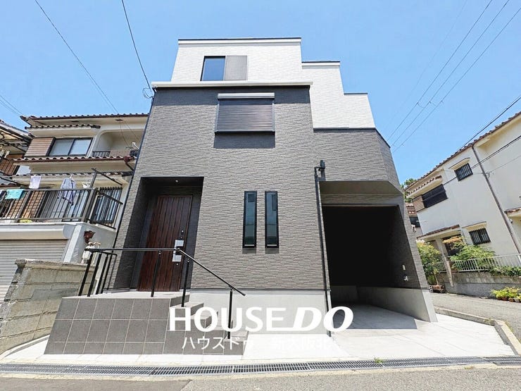 【外観】
■南東角地!陽当たり良好です♪
■収納スペースが豊富な3LDK3階建の戸建です!
■物件の詳細や内覧などお気軽にお問い合わせください!