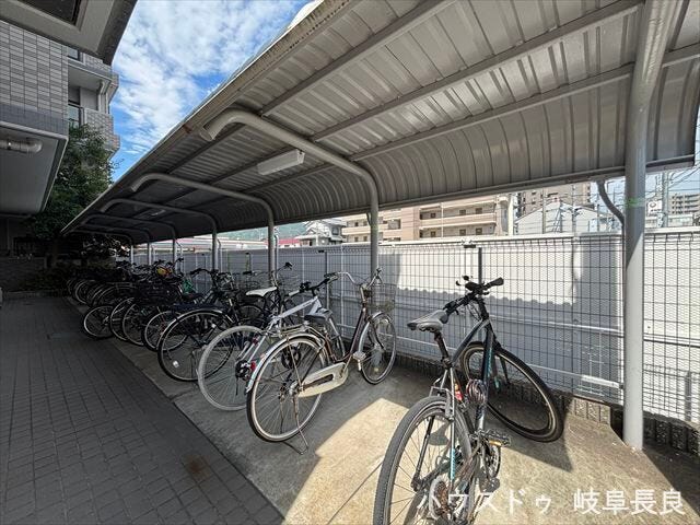 ≪駐輪場≫屋根付きの駐輪スペースを設けており、大切な自転車をきれいな状態で保管しやすい環境が整っています。