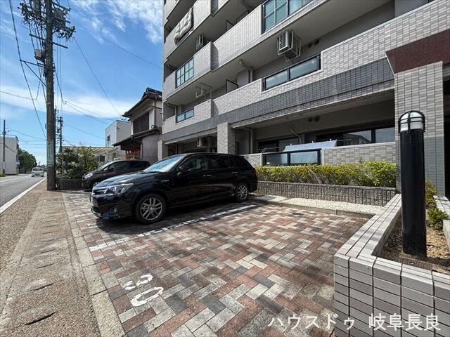 敷地内駐車場を備えたマンション。お車の乗り降りや荷物の積み下ろしもスムーズに行えます。
※空き状況はお問い合わせください。