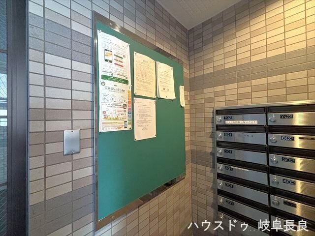 ≪掲示板≫住まう方へのお知らせを掲示する共用掲示板。日々の生活に役立つ情報を気軽に確認できます。