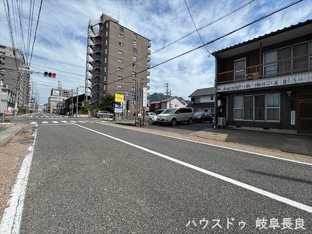 ≪南側東向き≫広めの前面道路に接した開放的な立地。圧迫感が少なく、ゆとりある街並みが広がっています。
