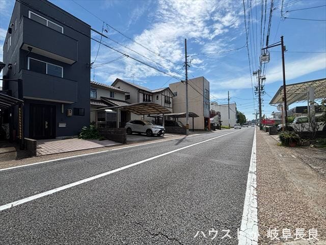 ≪南側西向き≫前面道路の様子です。道路幅や車の出入りのしやすさ、周辺の街並みを現地でぜひご確認ください。