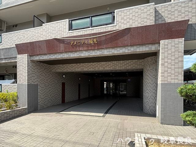 落ち着いたデザインのエントランスが、住まう方や訪れる方を優しくお迎えします。毎日の暮らしに品格を添える共用空間です。