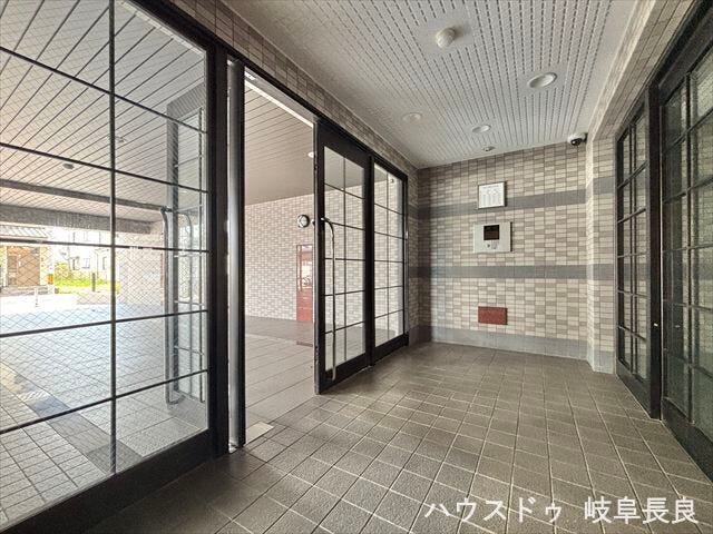 住まいの第一印象を彩るエントランスにはオートロックを完備。セキュリティにも配慮された安心の住環境です。