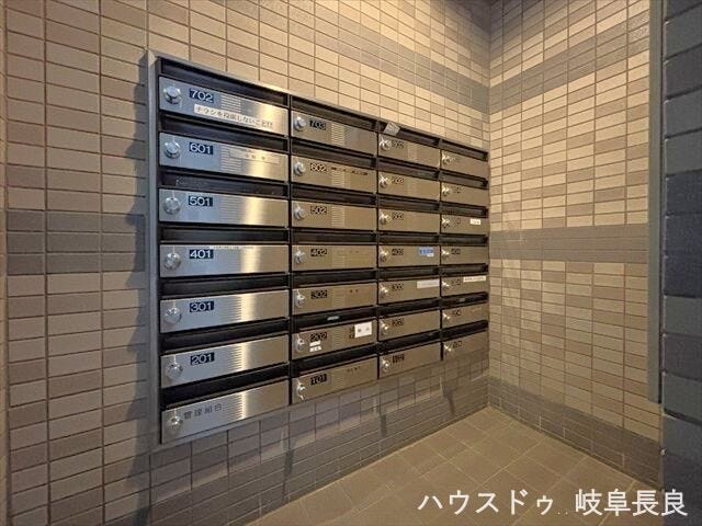 ≪ポスト≫共用ポストをエントランス付近に設置。郵便物をスムーズに受け取ることができ、毎日の暮らしに便利です。