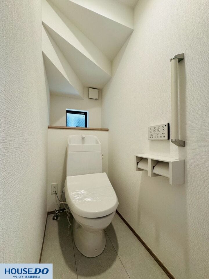 手すりを完備し、安全面にも配慮したトイレです。温水洗浄便座のリモコンは使いやすい壁掛けタイプを採用しています。小窓があり、明るさと換気機能も備わっているため、毎日快適に利用できる空間です!
