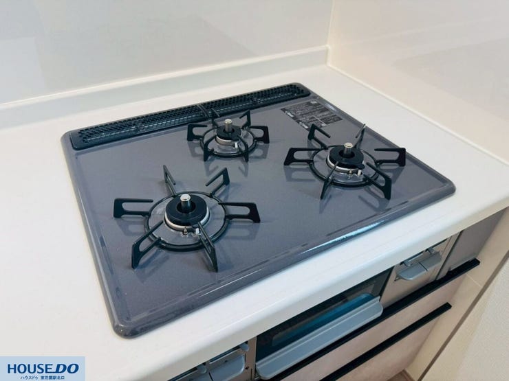 複数のお料理を同時に進められる、3口コンロを備えたシステムキッチンです。天板はフラットでお手入れがしやすく、調理後もさっと拭き取れて清潔な状態を維持できます。日々の食事作りを効率よくサポートします☆