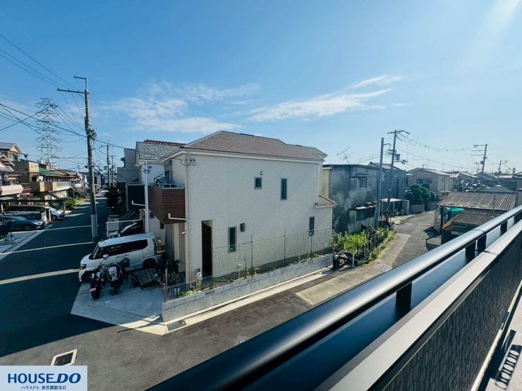バルコニーからは周辺の落ち着いた街並みを見渡せます。近隣は住宅がゆったりと並ぶ環境で、道路も整備されており、開放感のある見晴らしが特徴です。日当たりが良く、穏やかな時間を過ごせる立地となっています♪