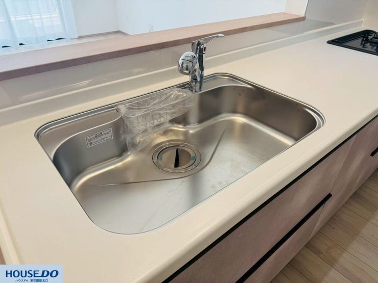 広々としたシンクは、大きめの調理器具も洗いやすく、家事の効率を高める実用的な設計です。清潔感のあるステンレス製で、お手入れがしやすく、日々のキッチンワークを快適にサポートします♪