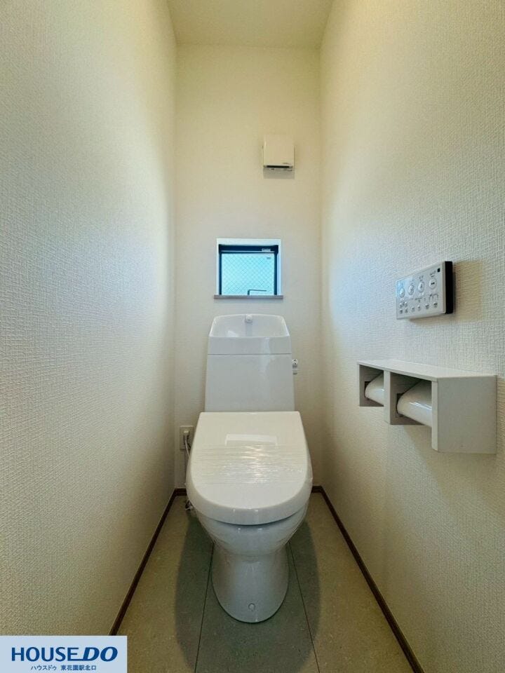 清潔感のある白を基調としたトイレです。温水洗浄便座のリモコンを壁面に備え、快適に利用できる設備が整っています。小窓があるため換気もしやすく、日々の掃除が行き届きやすいすっきりとした空間です♪
