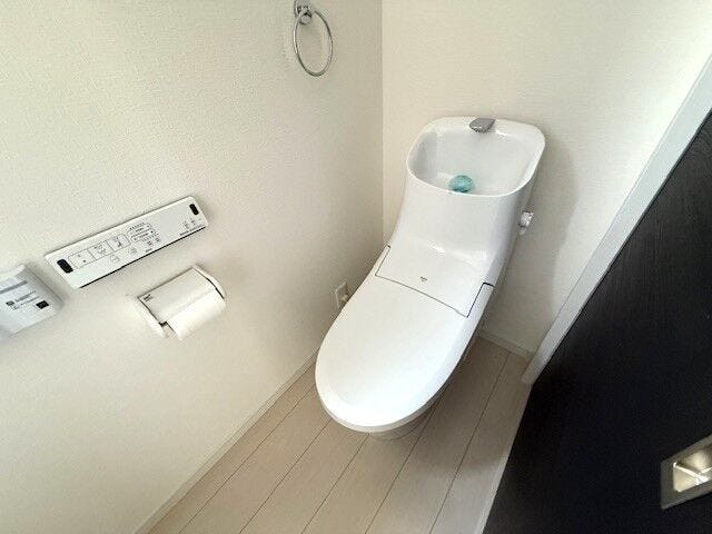温水洗浄便座付きでいつでも快適なトイレです。