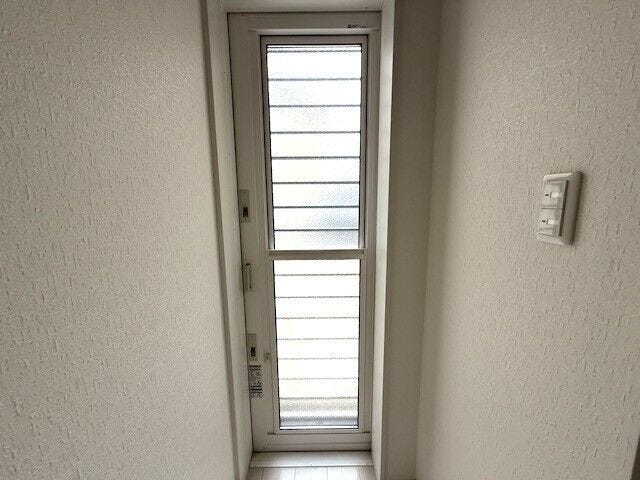 朝のごみ出しなどに便利な勝手口付き。
明るい光も差し込みます。