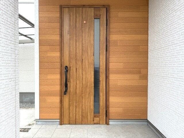 上質な木目調ドアが迎える、洗練された住まいを。