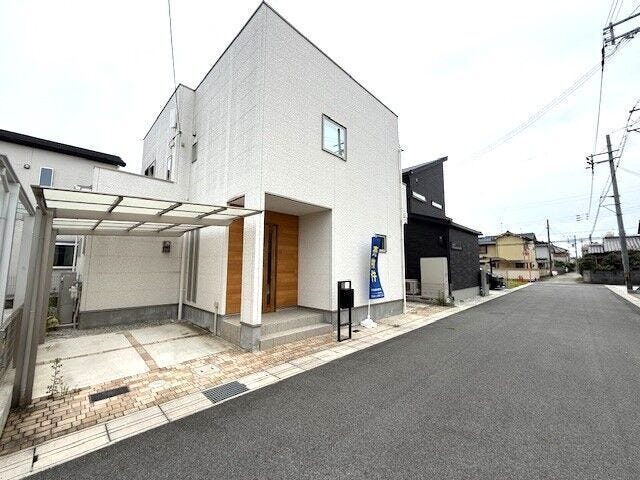 陽光あふれる気持ちの良い住環境。
敷地内に2台駐車可能で、車の心配は不要です。