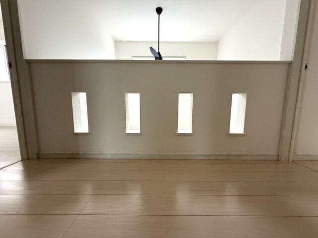 2階の廊下からリビングを見渡せます。