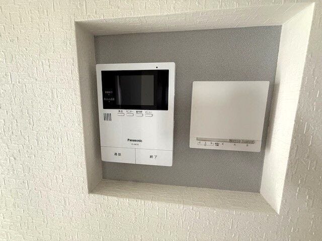 外出中の来客も録画機能で確認でき、防犯性を高めています。