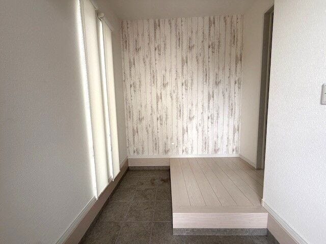 木目調アクセントクロスが彩る、おしゃれな玄関。
明るい自然光が心地よく家族やお客様を迎えます。