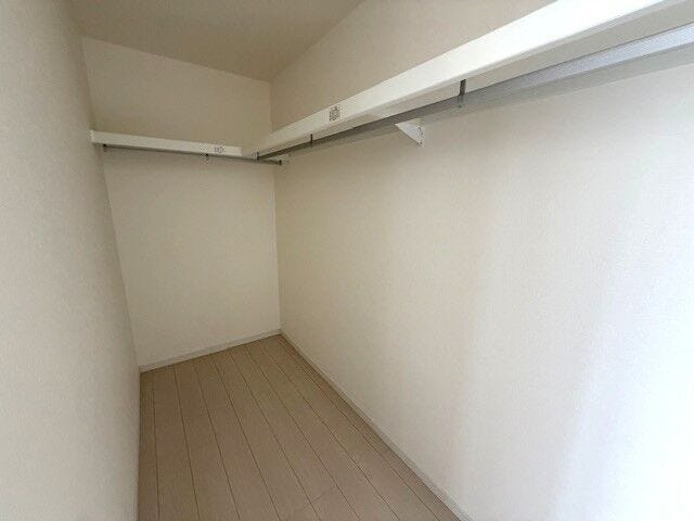 大容量ウォークインクローゼット付きで衣類もたっぷり収納可能!居室スペースを広々と使える洋室です。
