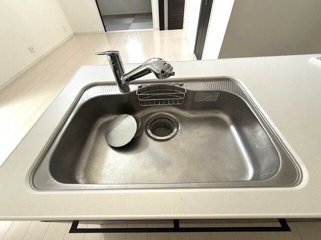 広々とした凸型シンクに洗剤ポケットを標準装備。
すっきり収納できます。