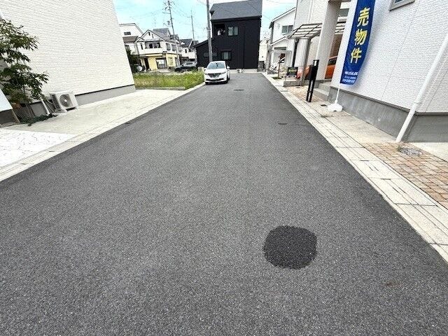 交通量が少ない閑静な住宅街の一角に位置しています。