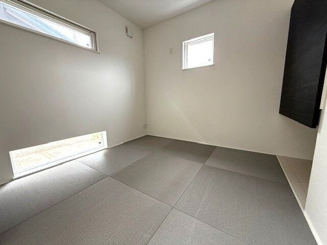 二面採光で明るい琉球畳のおしゃれな和室。
リビングにつながっている和室は、扉を開ければ開放的な空間に。