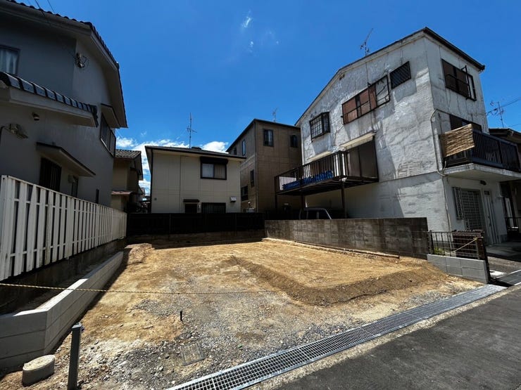 周辺には買物施設が多数あり、生活が便利になります。