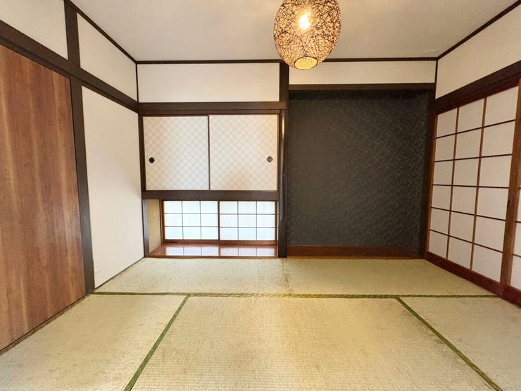 和の落ち着きと洋のデザイン性を兼ね備えた和モダンな一室。埋め込み照明が上質な空間を演出します。くつろぎや来客対応なの多用途に活用できます。