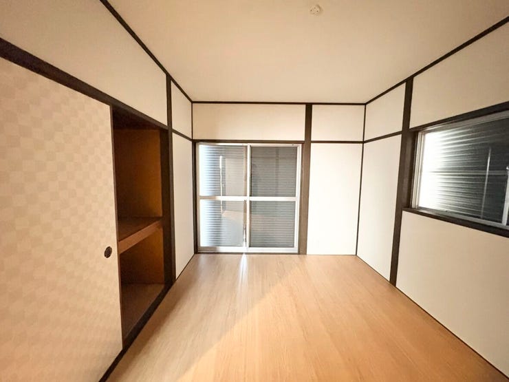 収納力のあるクローゼットを備えた洋室。衣類や小物をすっきり収納でき、居住空間を広く使えます。寝室や子ども部屋、書斎など幅広い用途に対応します。