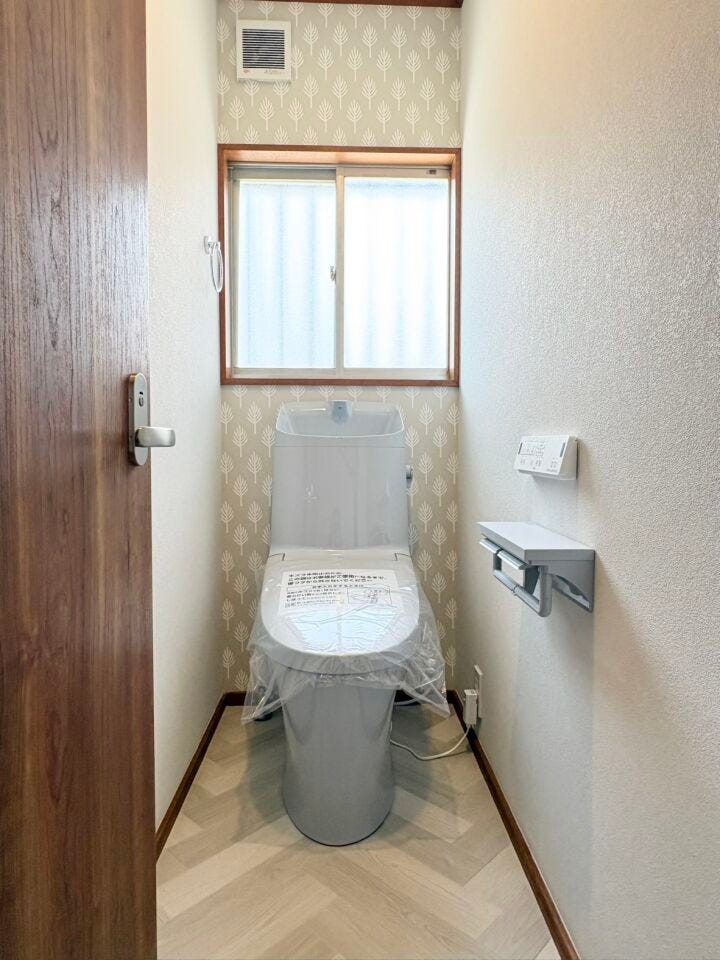 トイレは窓付きなので換気がしやすいですね。大人も子どもも快適な自動温洗浄便座機能付きで、衛生的かつ、ペーパー節約にもなります。