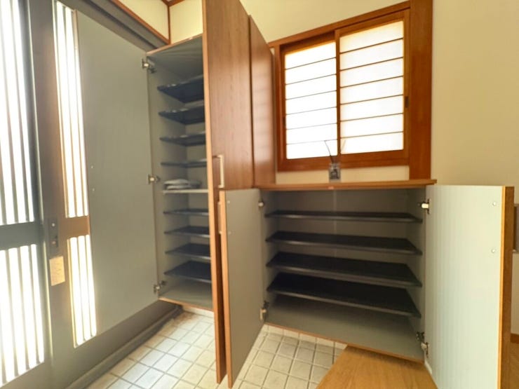 玄関にはシューズボックスを設けました。靴やブーツはもちろんや靴磨き・雨具・洋服のにおい取りスプレー・などもしまっておけます。来客時にきれいな玄関は誰にも嬉しいものです。