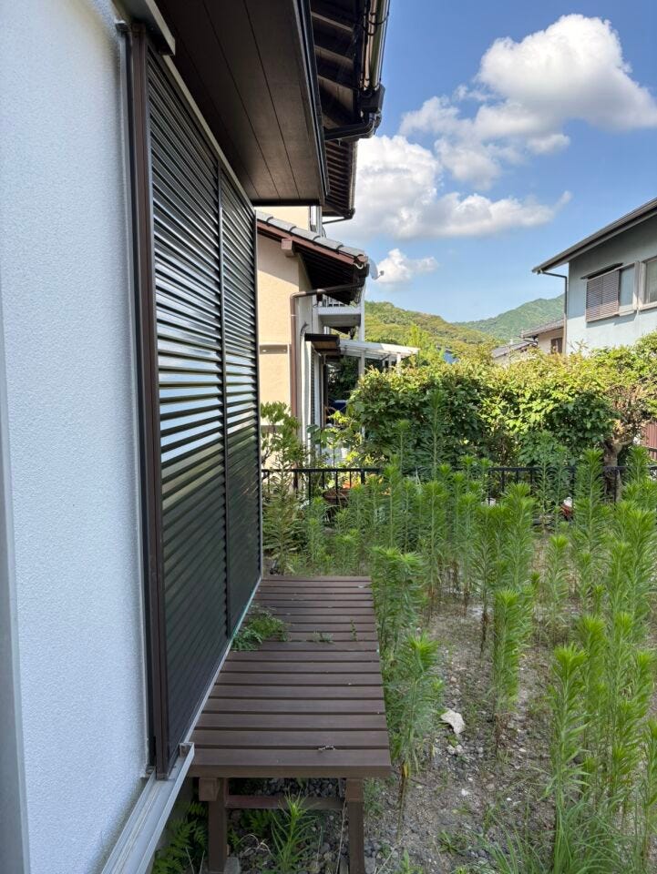 彩り豊かな植栽が住まいを美しく彩り、四季折々の景色を身近に感じられる住環境です。丁寧にお手入れされた外構が、上質で落ち着いた暮らしを演出します。