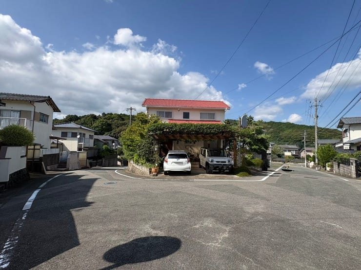 道路幅に余裕があり、運転が苦手な方も安心です。見通しの良い道路に面し、車の出し入れもスムーズです。