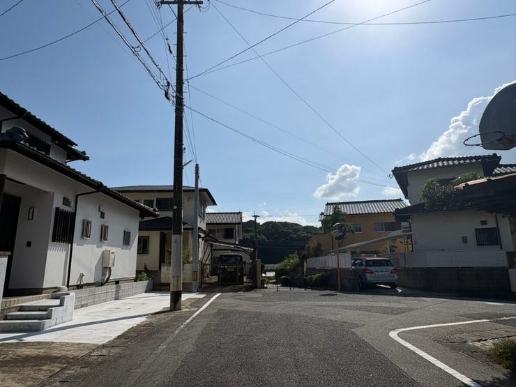 道路幅に余裕があり、運転が苦手な方も安心です。見通しの良い道路に面し、車の出し入れもスムーズです。
