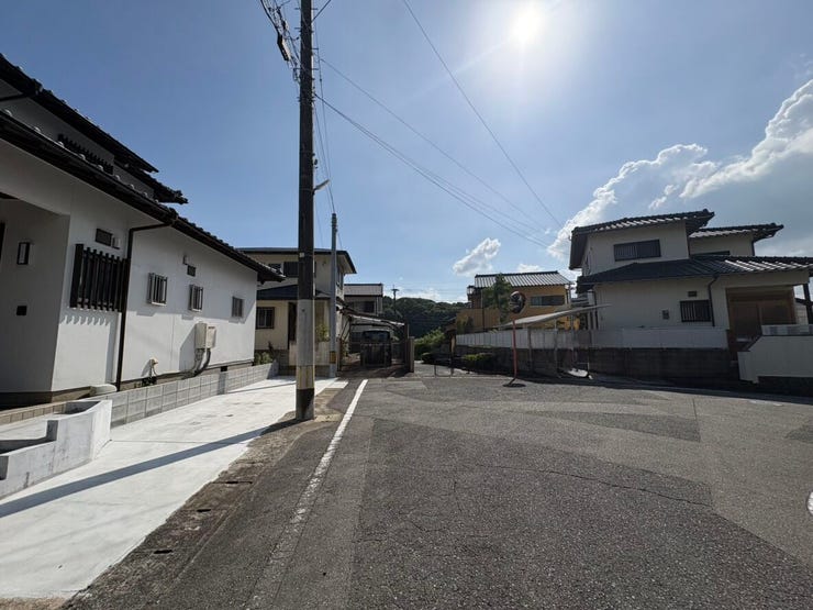 道路幅に余裕があり、運転が苦手な方も安心です。見通しの良い道路に面し、車の出し入れもスムーズです。