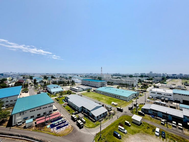 お部屋の前には遮る建物がないので、眺望良好!遠くまで見渡せる開放的な景色が楽しめます♪風通しも良くて気持ちいいですよ!
