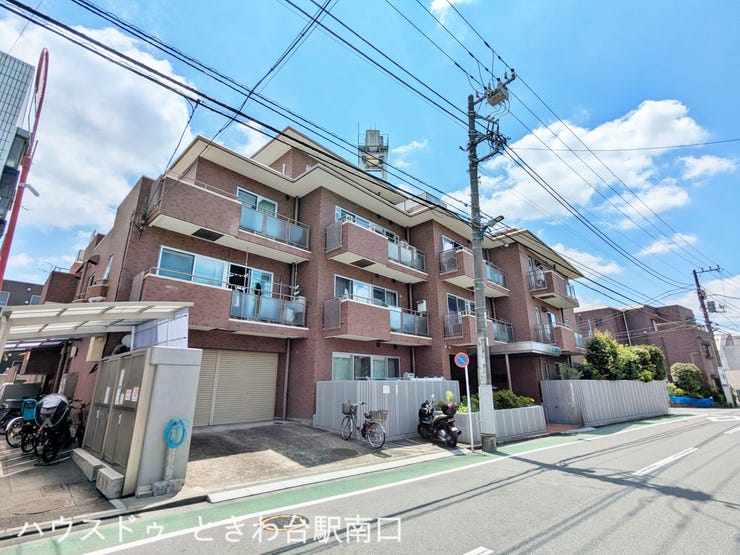 【外観】
前面道路を含めた外観写真。
建物の配置や周辺環境を確認できます。