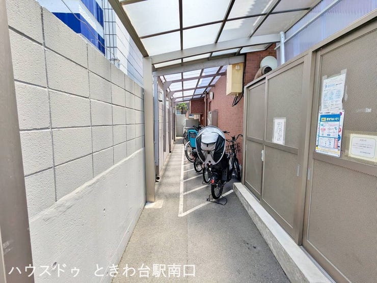 屋根付きの駐輪スペース。