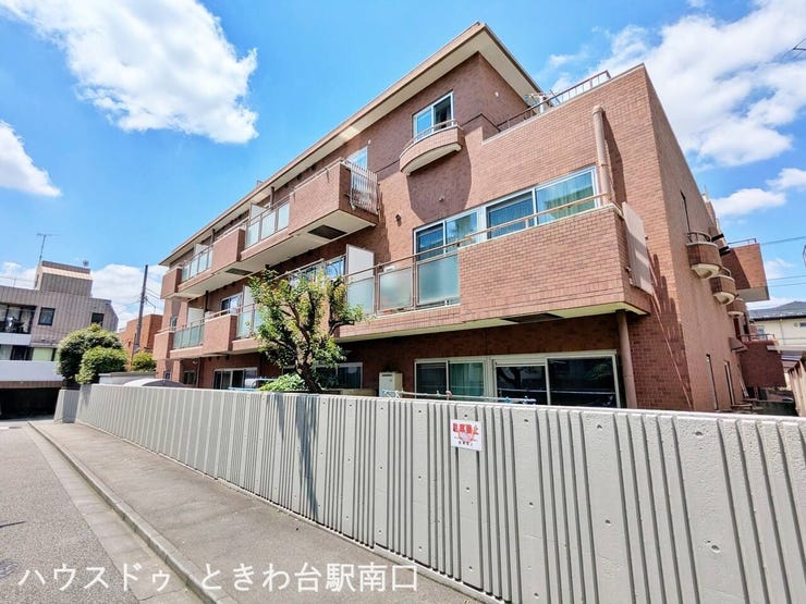北側から見た外観。
建物の奥行きや規模感が伝わります。