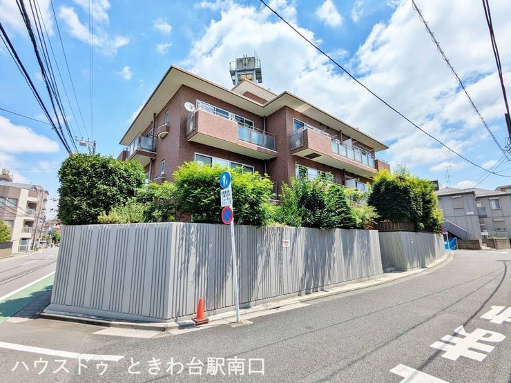 角地側からの外観カット。
道路付けと建物の見え方を確認できます。