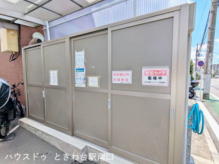 ゴミ置場と防犯カメラを確認できます。
共用部の管理意識が伝わる設備です。
