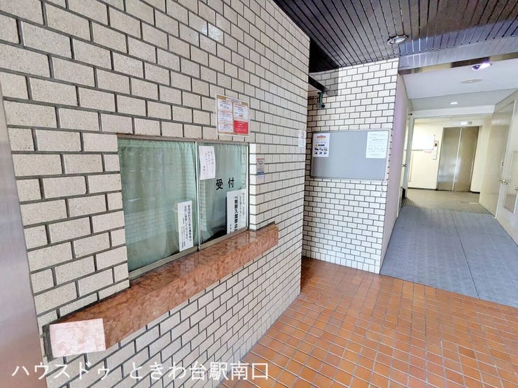 管理室・共用ホール周辺。
日常管理の様子が伝わる共用部です。