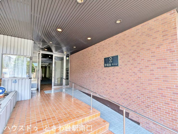 館銘板のあるエントランス周り。
建物の雰囲気を感じられる共用部です。