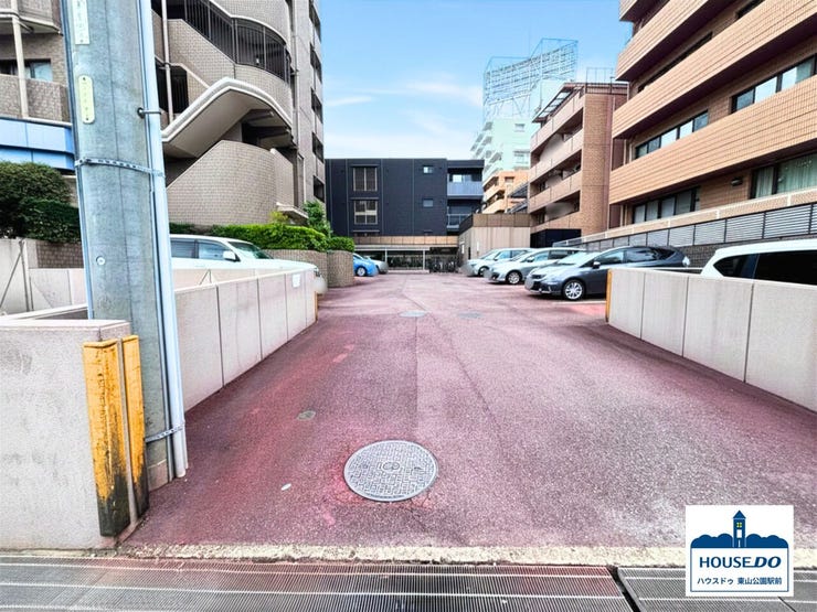 敷地内平面駐車場のようす。奥には屋根付き駐輪場があります。