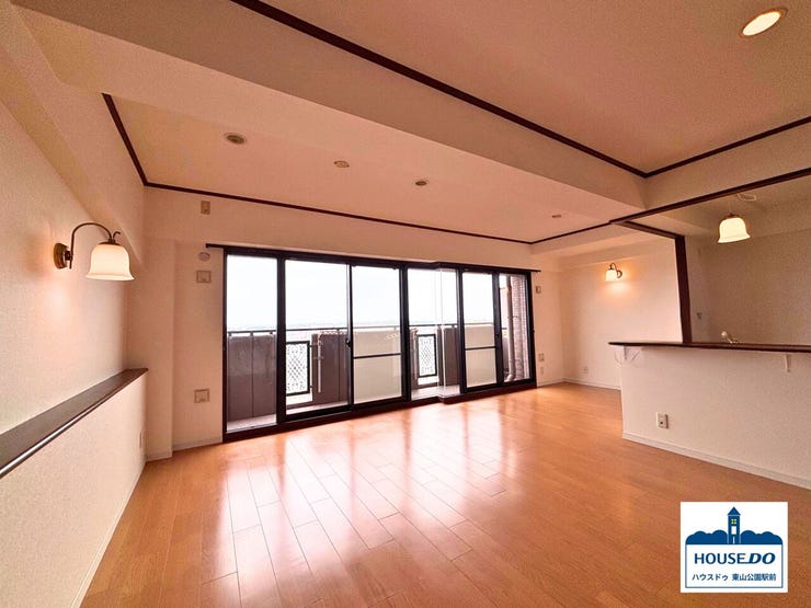 リビング・ダイニングを見渡せるカウンターキッチン
だから、料理中も家族との時間を大切にできます。お子様の様子を見守りながら安心してお料理ができる、子育て世代にも嬉しいレイアウトです。