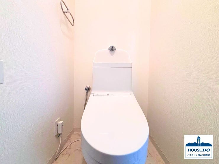 最新の温水洗浄機能で、いつでも清潔・快適。
毎日のトイレ時間が、ちょっとした癒しのひとときに。