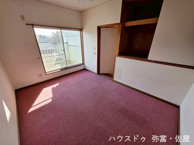 2面採光を確保した約4.5帖の洋室は、風通しも良く居心地の良い空間です♪