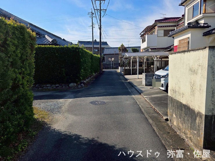 南東側公道幅員約3.3m☆